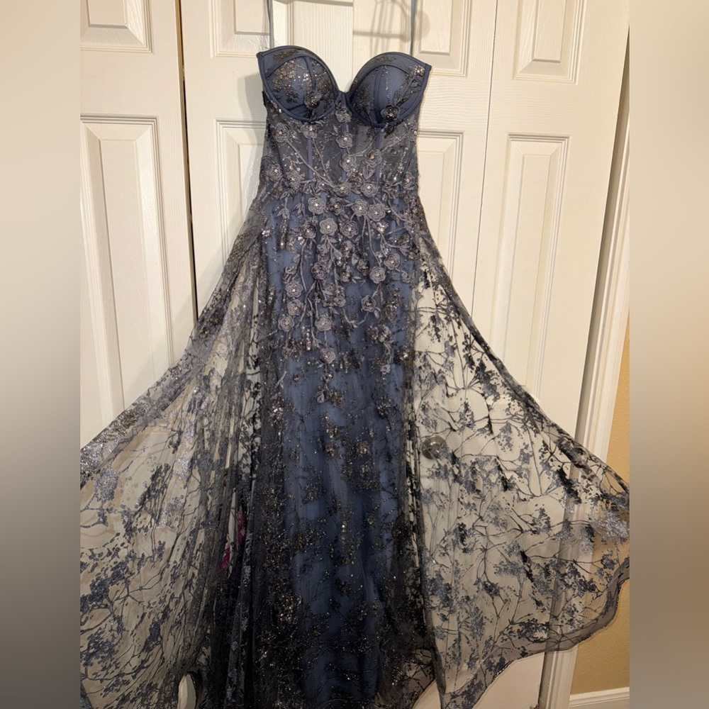 Elegant, flowery, strapless prom dress with flared out trail
